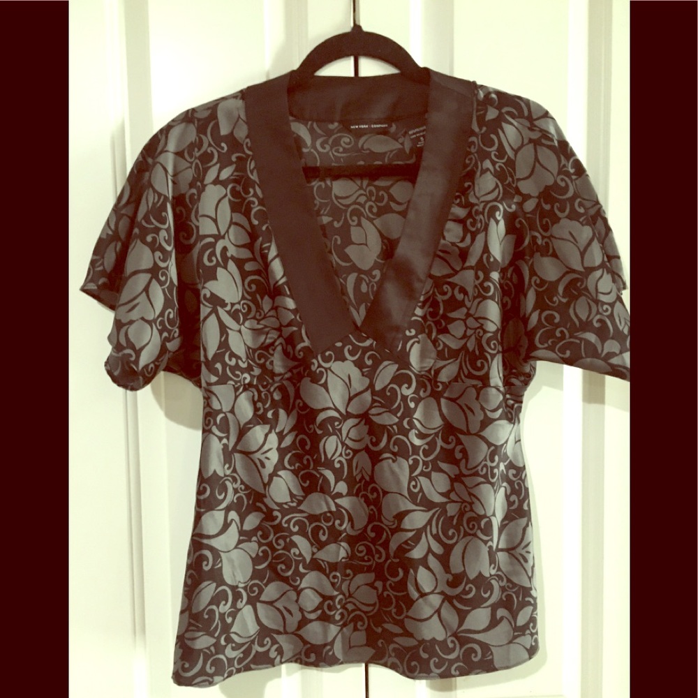 New York & Company V-neck Black & Gray Blouse w/Floral design. Size Small